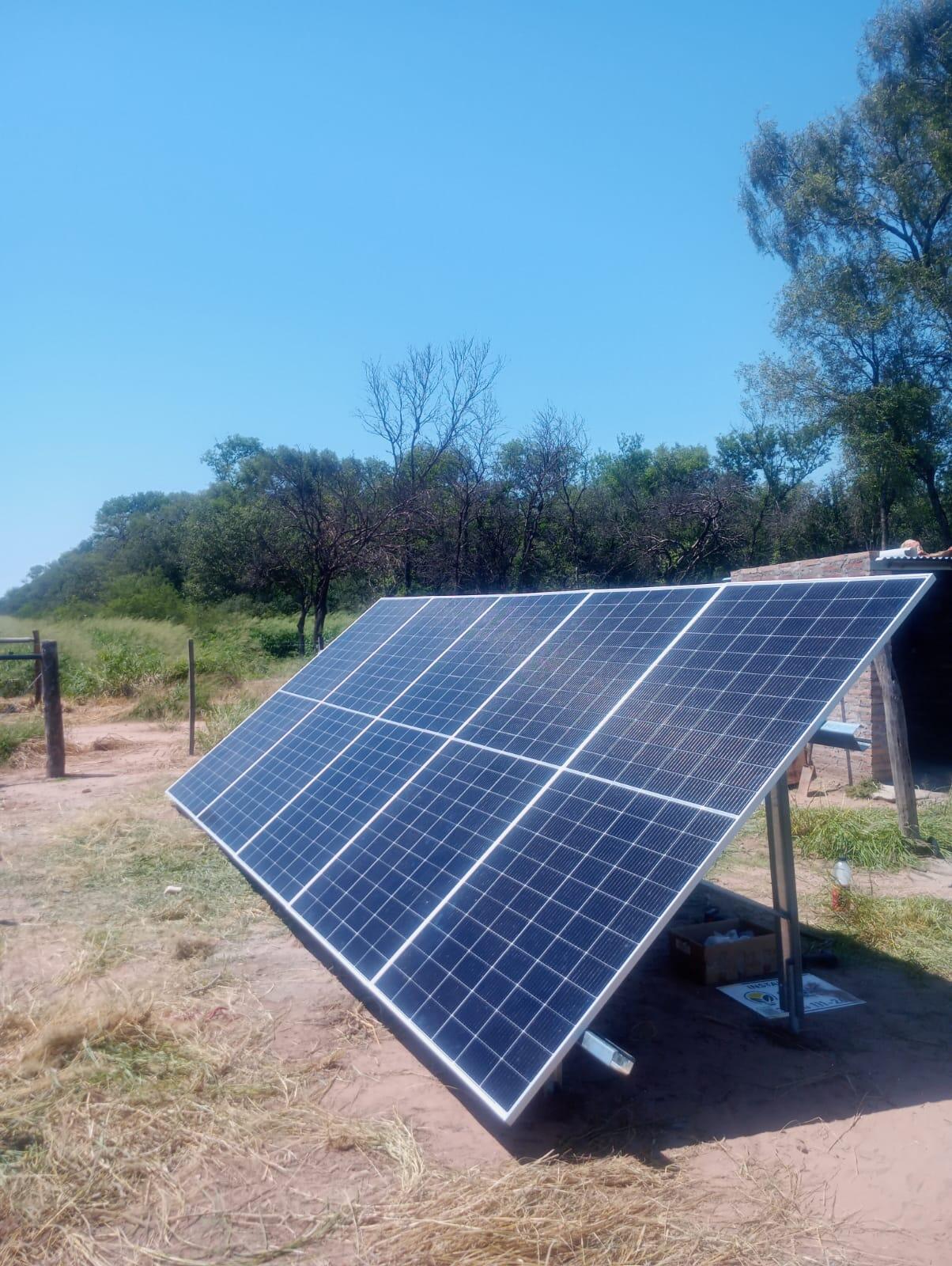 Bomba solar sumergible instalada en el campo, Santiago del Estero