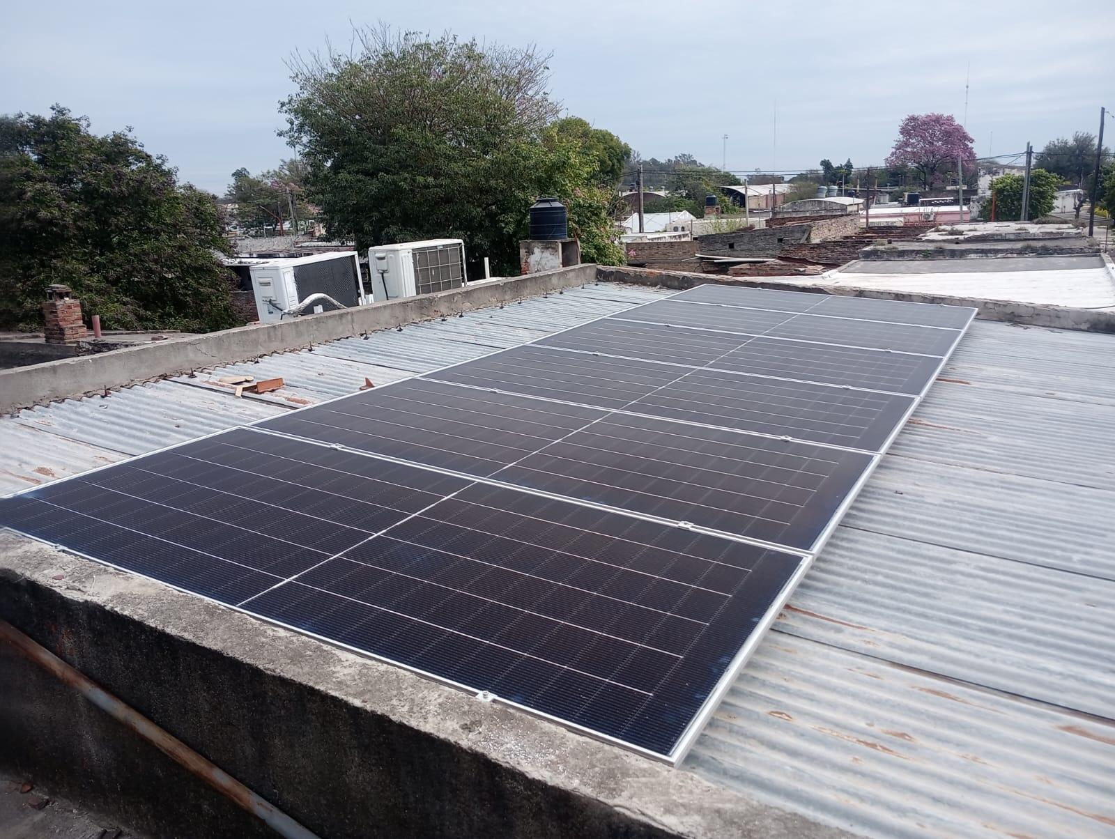 Paneles solares instalados en el techo de una vivienda en Santiago del Estero