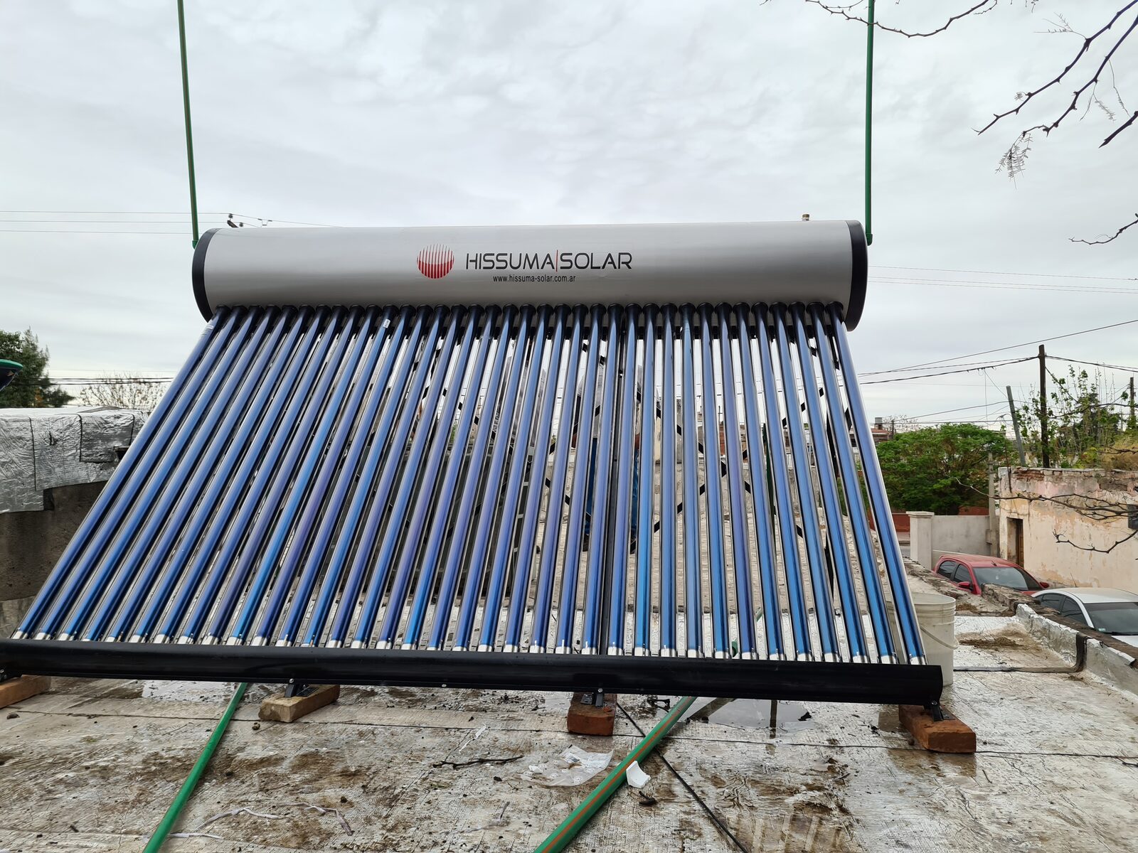 Termotanque solar Hissuma instalado en techo, tubos de vacío